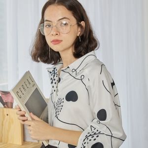 Cropped Shirt with Doodle Pattern ➰🤍⚫